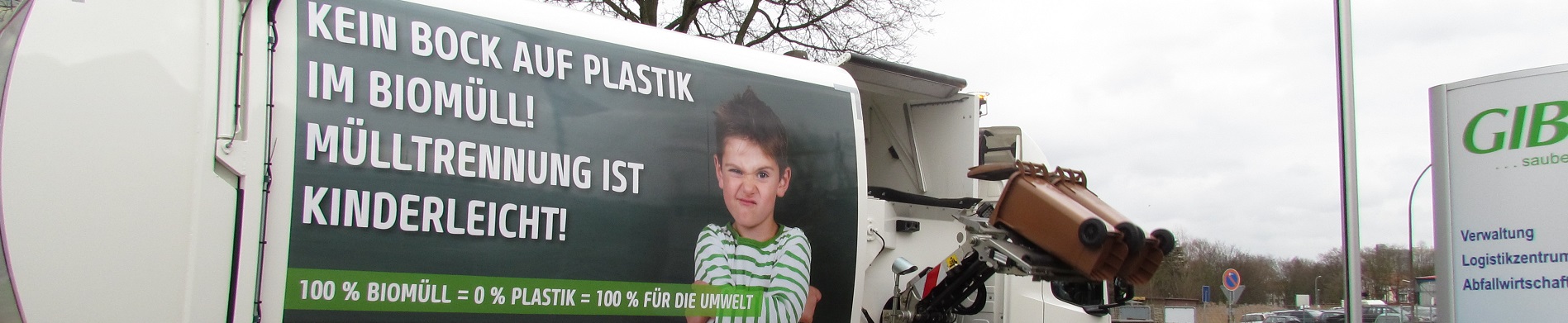 Ein Müllwagen hebt gerade zwei Biotonnen in die Schüttvorrichtung, kippt sie über Kopf aus. Auf dem Fahrzeug prangt die farbenfrohe Kampagne: "Kein Bock auf Plastik im Biomüll. Mülltrennung ist kinderleicht!".