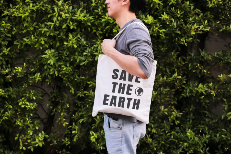 Jutesack zum Einkaufen mit dem Aufdruck "Save the Earth".