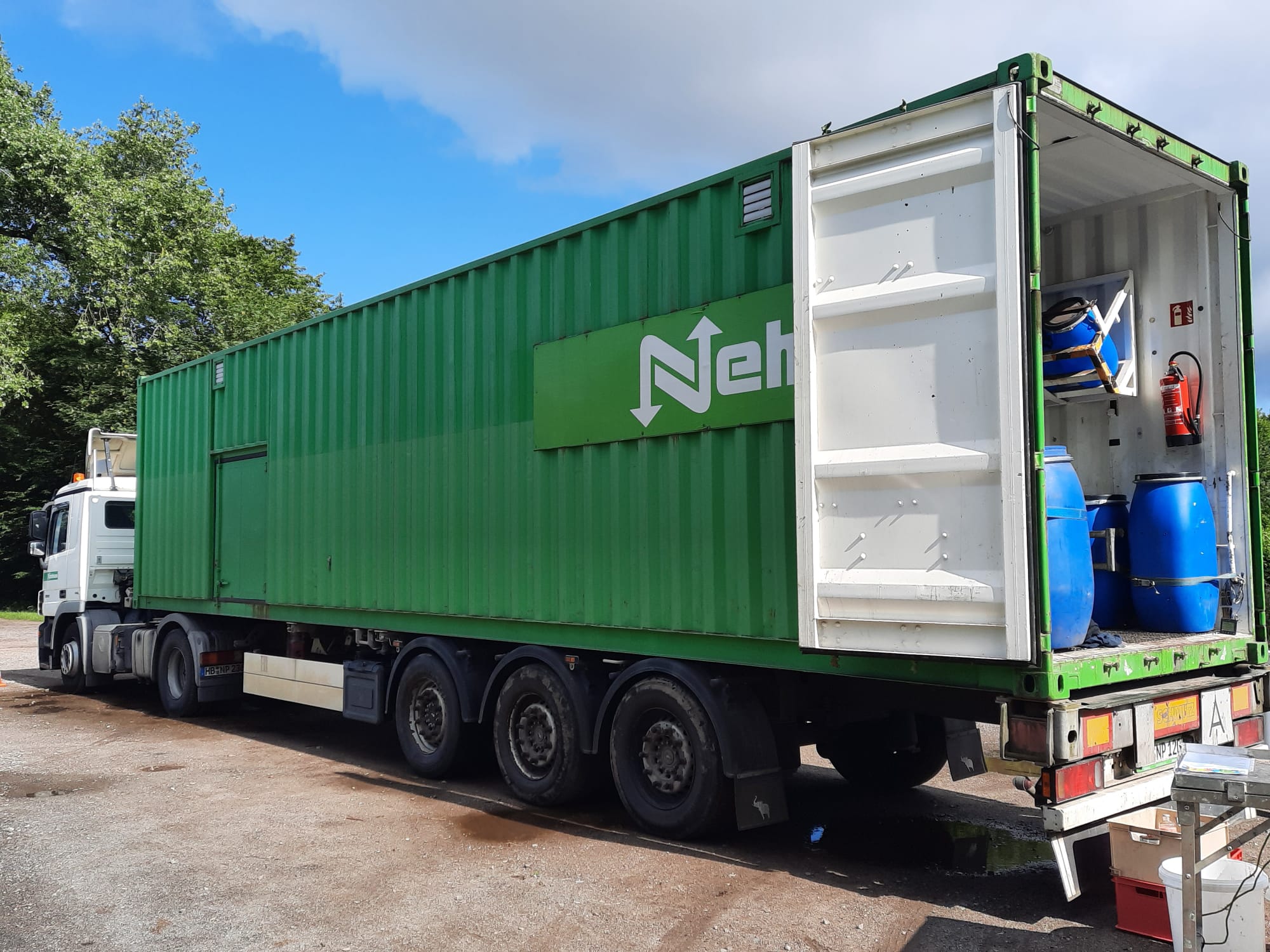 Grüner LKW Schadstoffmobil mit Nehlsen Slogan