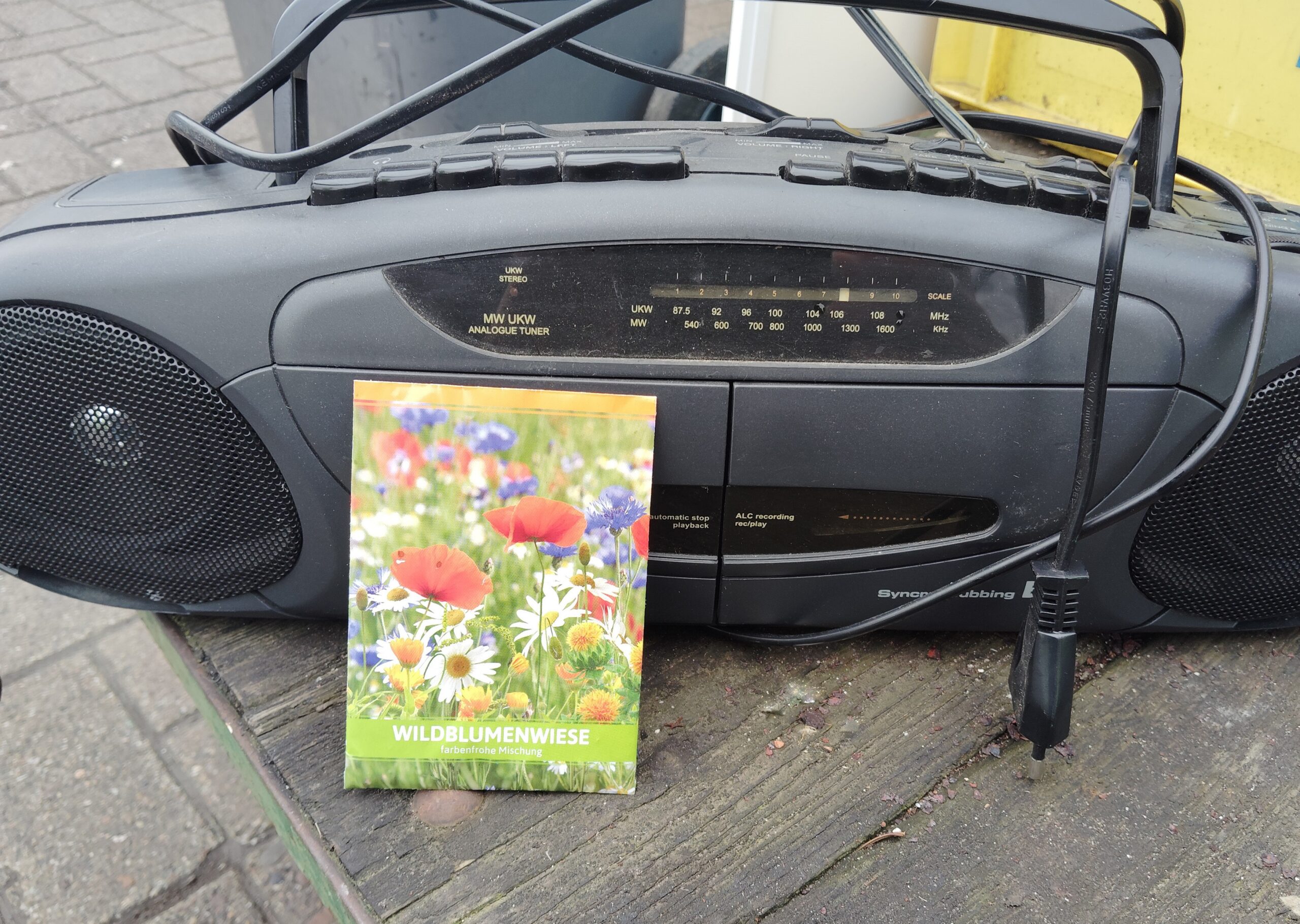 Radio mit einer Tüte Wildblumensaat