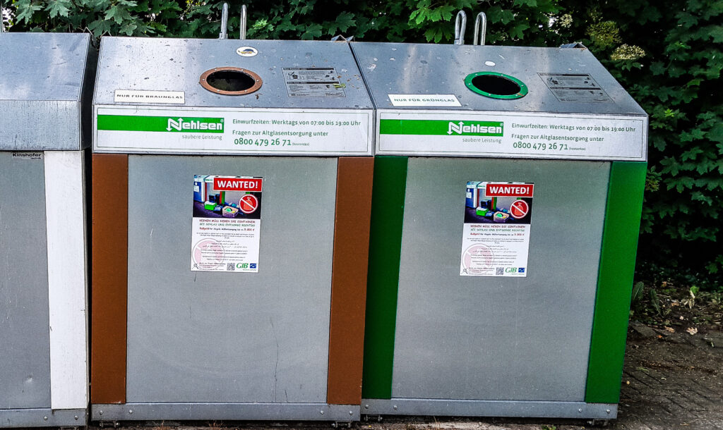 Glascontainer mit Kampagnenposter