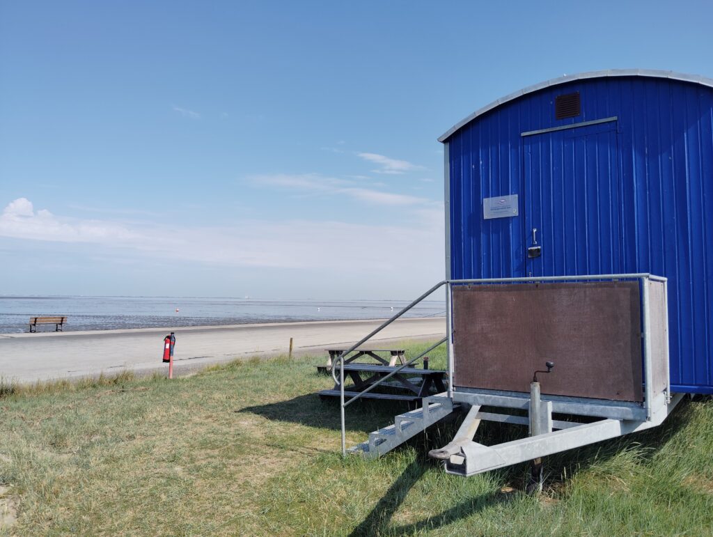 Kita-Bauwagen mit Blick auf die Nordsee