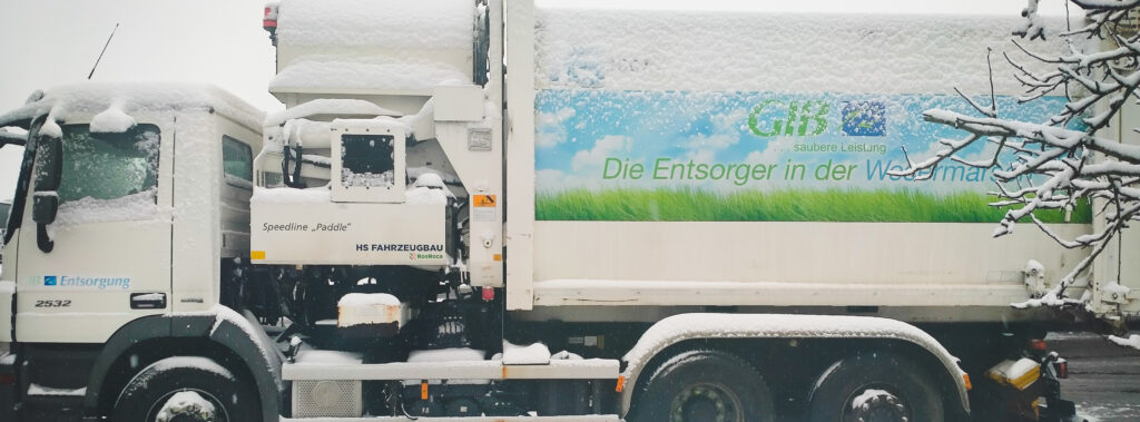 Müllfahrzeug im Schnee